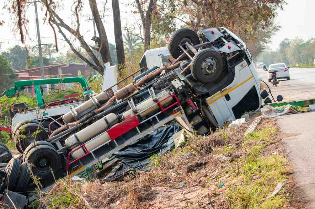 An overturned truck on the side of the road, symbolizing the complex liability issues in Georgia truck crashes involving brokers, shippers, and carriers.